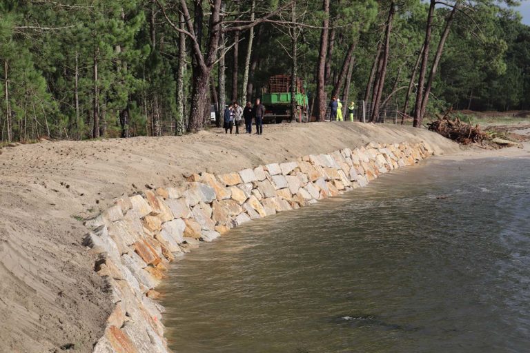 Costas do Estado remata a escollera provisional de protección da praia Lamiña-Forte