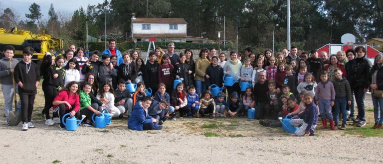 Concello e escolares de Nigrán plantan 30 abetos no recen creado «Bosque de Nadal»