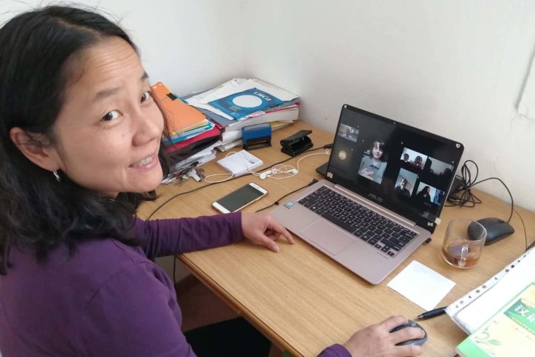 Unha profesora de chinés imparte clase por videoconferencia nun curso organizado pola OMIX de Tomiño