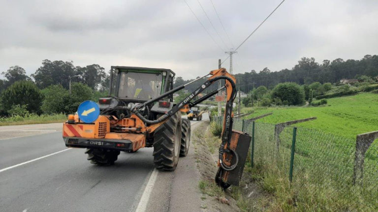 A Xunta realiza traballos de limpeza e roza na estrada PO-510 que comunica O Porriño e Salvaterra de Miño