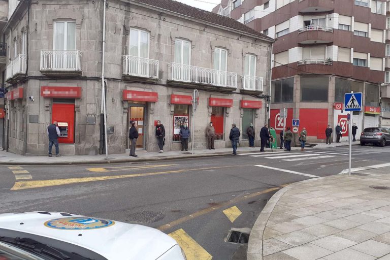 A Policía Local de Tui denuncia a unha entidade bancaria polas colas que se forman no exterior ao abrir ao público só dous días