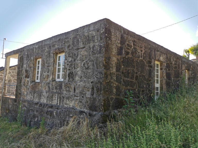 Mondariz inicia as obras da cuberta da antiga escola de Toutón