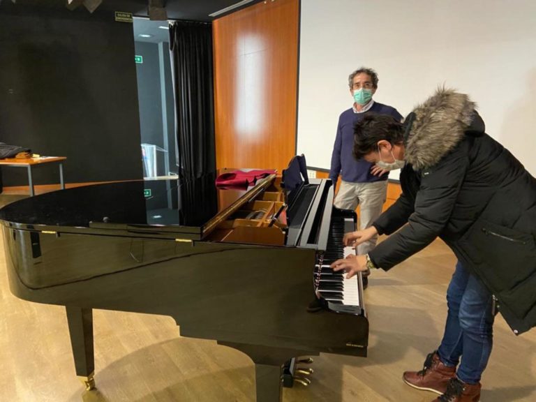 Nigrán xa conta cun piano de cola ofrecer esta nova aprendizaxe na actividade de música