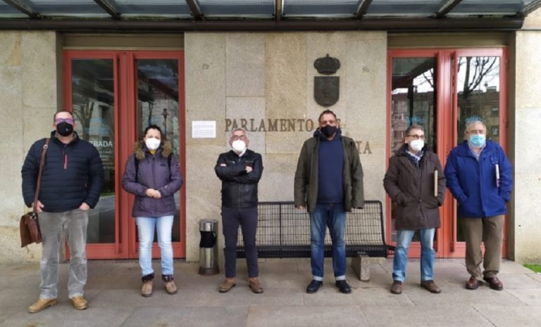 A fronte de organizacións sociais contrarias á revisión do Plan Forestal de Galicia reúnese co PSOE e co BNG