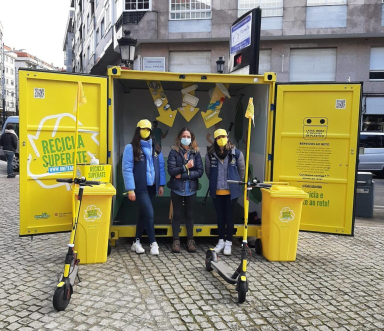 Un colector amarelo xigante na rúa Rogelio Groba  explica como superar o reto “recicla, respira e supérate”