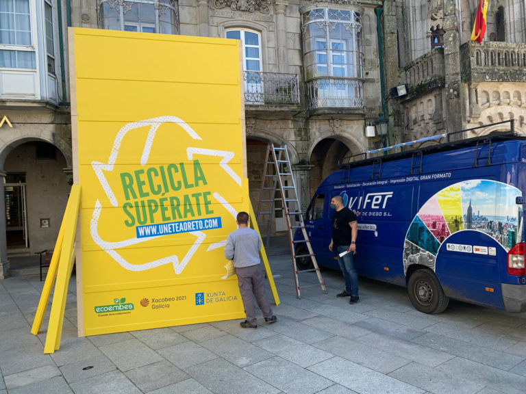 Un contedor amarelo xigante fronte á Casa Consistorial do Porriño explica cómo superar o reto solidario “Recicla e Supérate”