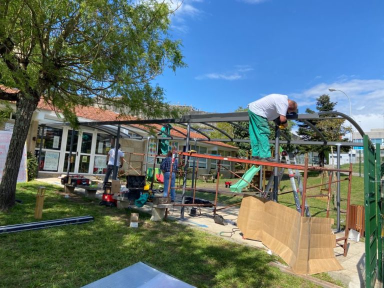 O Concello de Nigrán instala unha pérgola na Escola Infantil As Dunas e esquineiros para o CEIP de Mallón