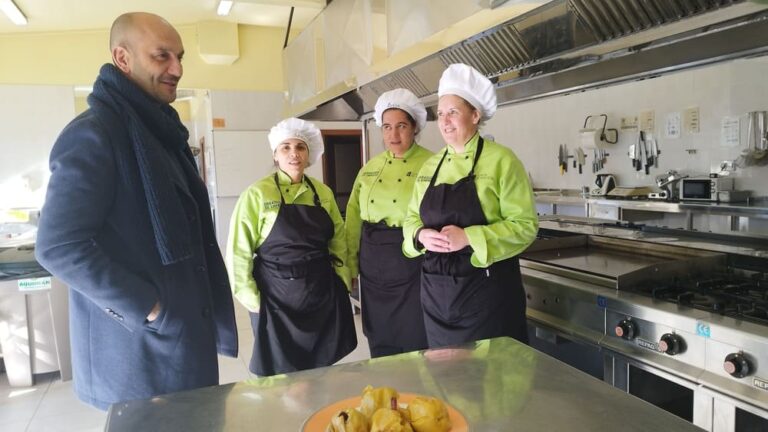 O comedor social de “Porremprego Cualifica” abre as súas portas