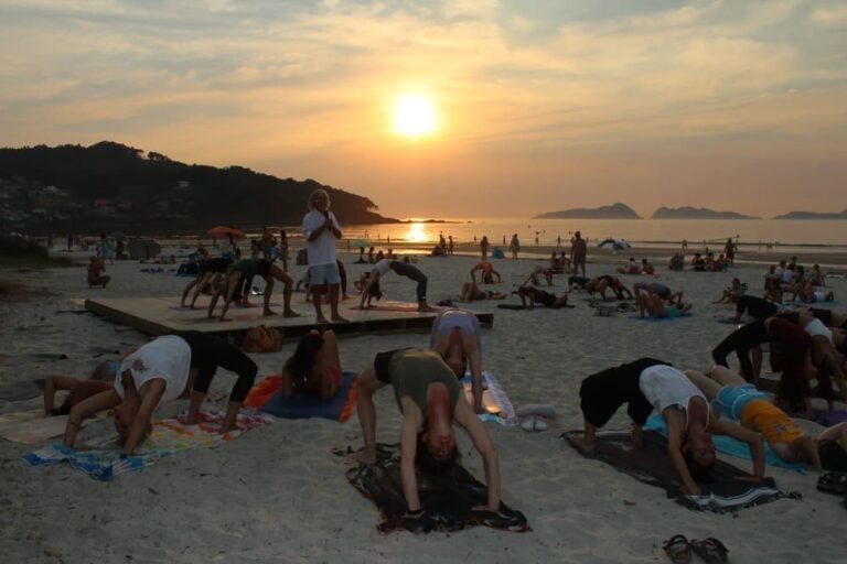 Nova sesión de ‘Ioga e meditación no Solpor’ na praia de Patos