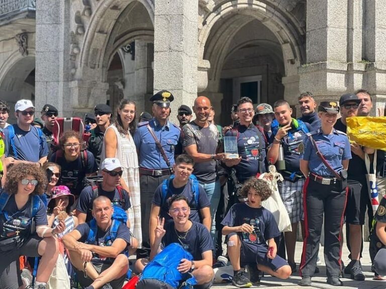 O Porriño recibe peregrinos de Italia que realizan o Camiño pola Costa polo autismo