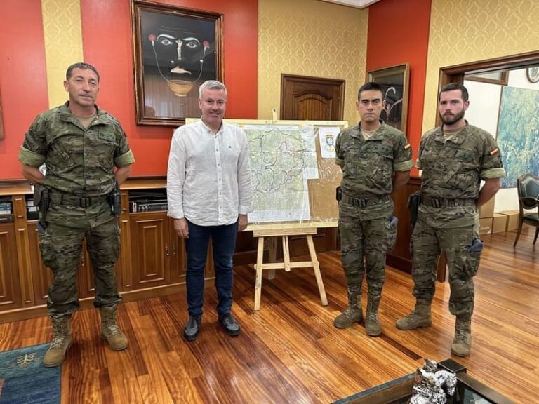 O alcalde da Cañiza recibe aos oficiais da brigada “Galicia VII”