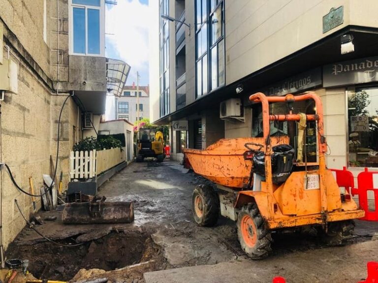 Retomadas as obras da Rúa Carabela Pinta de Baiona