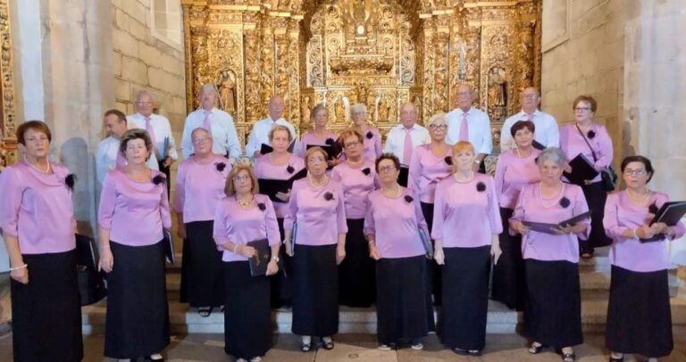 As voces da Coral Polifónica inauguran o Nadal en Tomiño