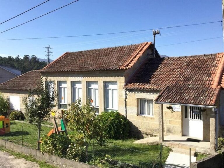 Ponteareas executa obras de mantemento do tellado da aula de Pías